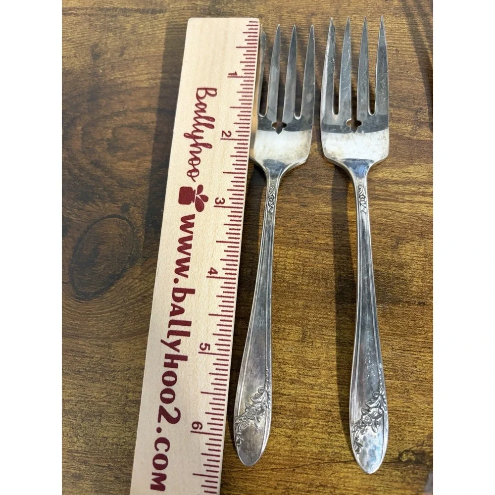 Oneida Community Tudor Plate Silver-Plated Forks Set of 4 Ornate Floral Pattern